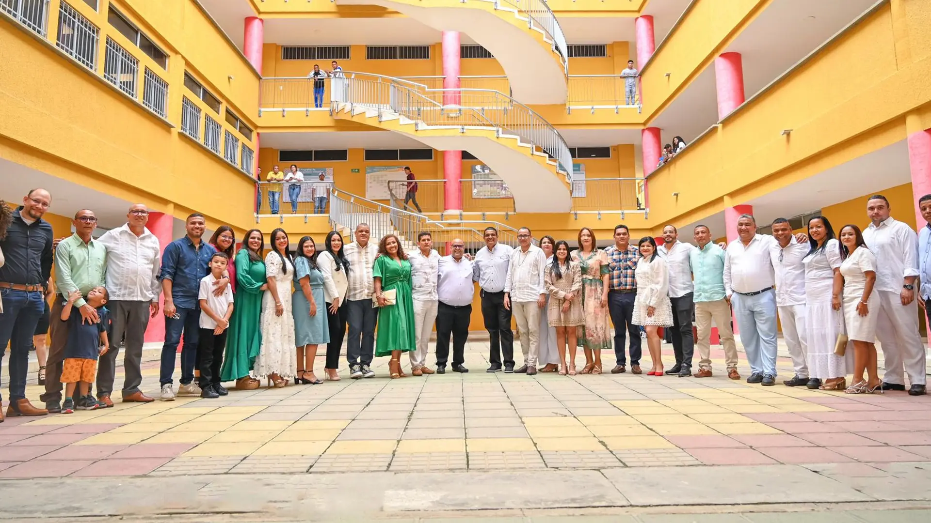 28 personas adultas posando en el bloque 8 de uniguajira