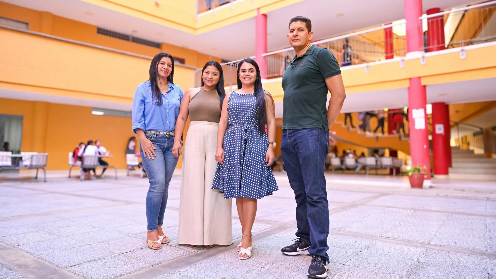 Cuatro personas adultas, dos mujeres y dos hombres posando para la foto