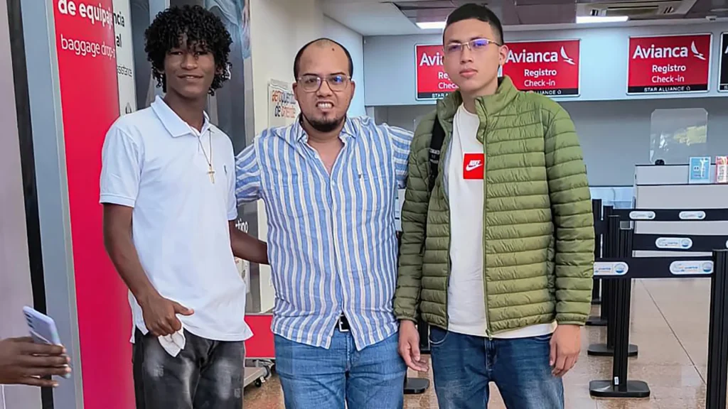 De izquierda a derecha: David José Gómez Peñaranda, Gerónimo Cortés Felizzola, Darío Serrano Flórez (Director del Programa) y Alejandro José Vidal Lubo.