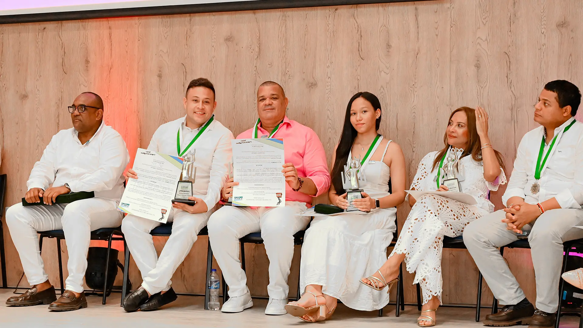 Carlos Arturo Robles Julio, rector de Uniguajira, junto a algunos personajes exaltados durante la ceremonia.