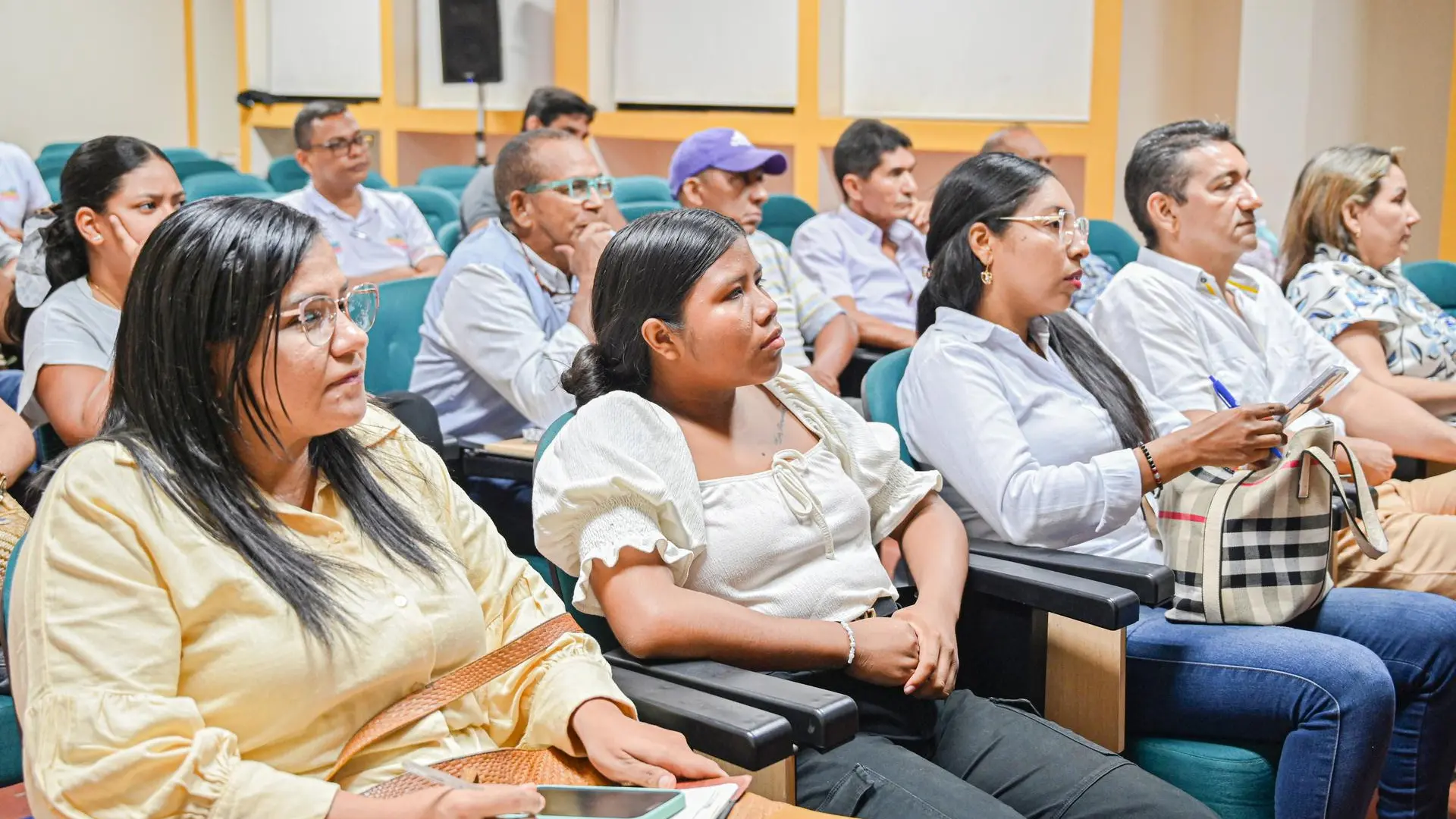Asistentes de la comunidad, instituciones educativas y alcaldía municipal de Villanueva