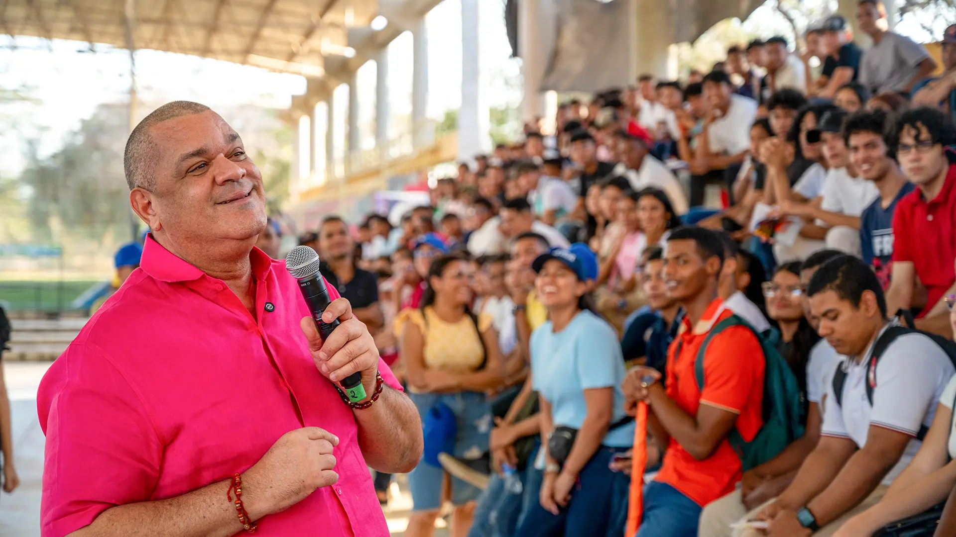 El rector de Uniguajira, Carlos Arturo Robles Julio, da la bienvenida a los nuevos estudiantes.