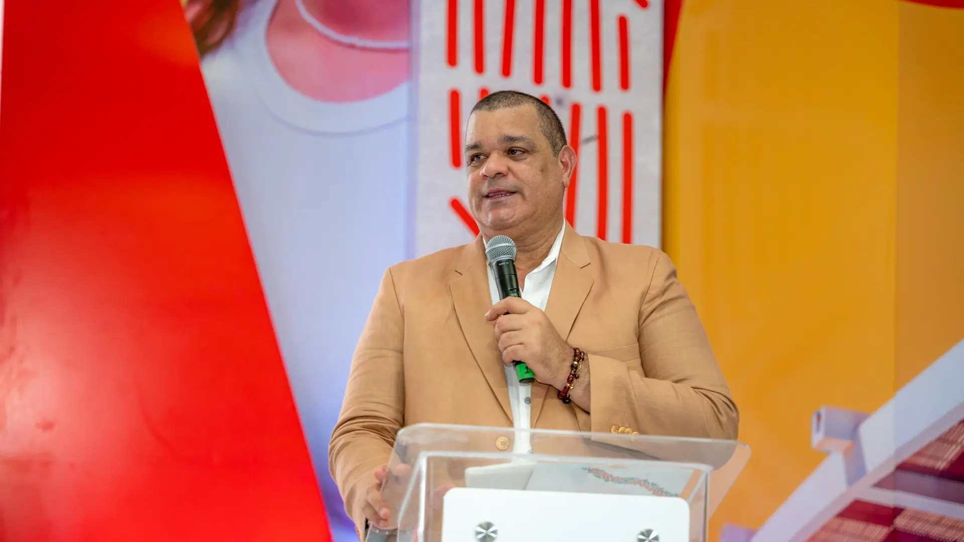 Rector de Uniguajira Carlos Arturo Robles Julio durante la audiencia pública de Rendición de Cuentas 2024.