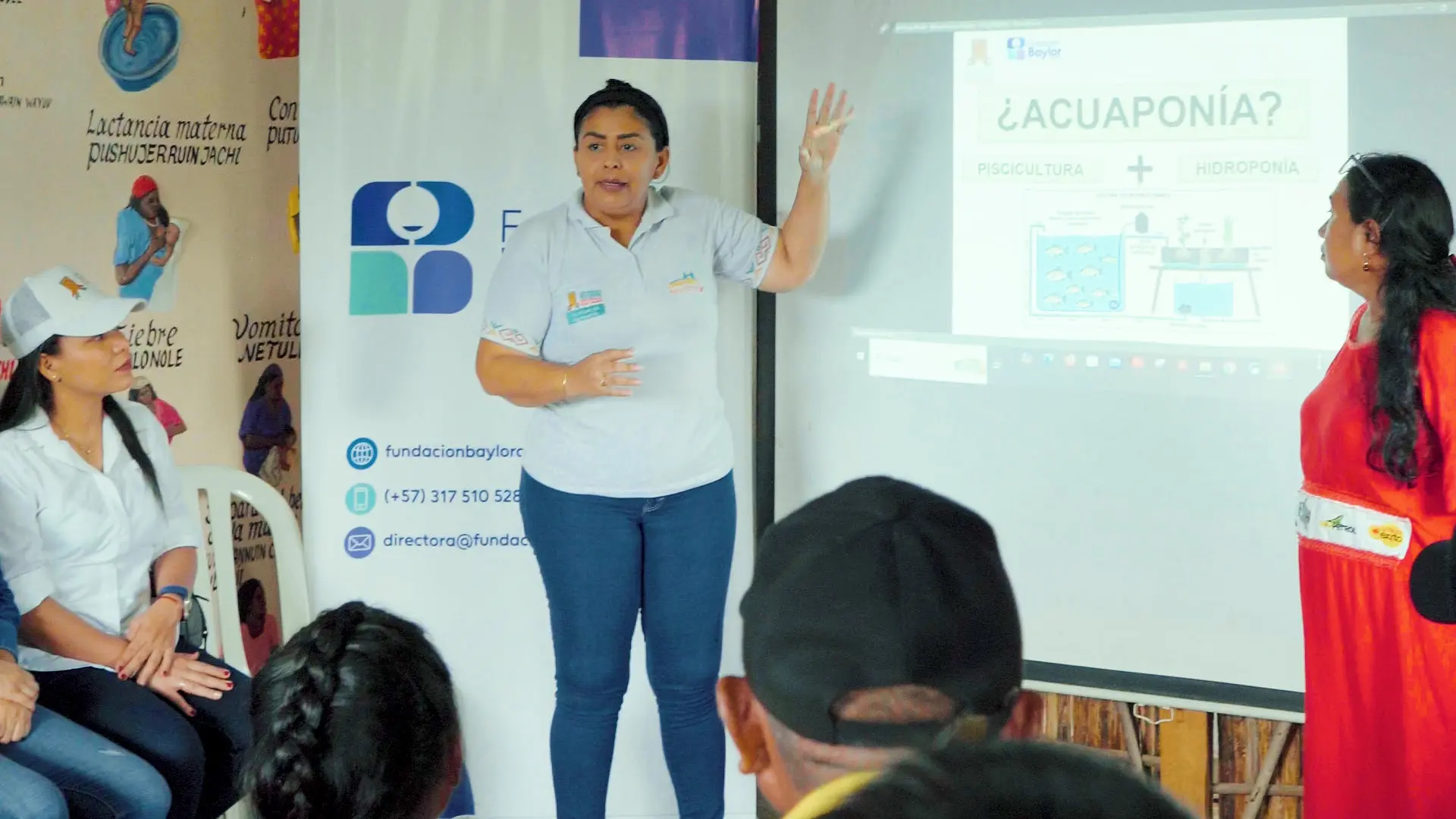 Rosario Anaya Zabala, docente de Uniguajira y líder del proyecto durante una de las capacitaciones realizadas en la comunidad.

