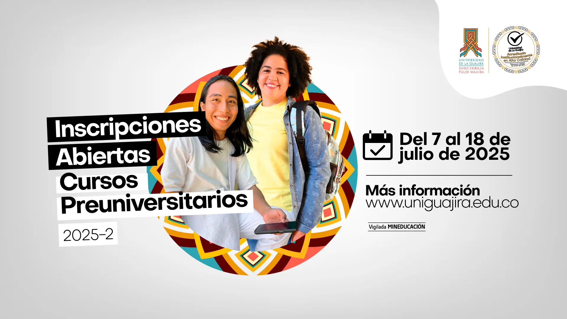 Anuncio de "Inscripciones Abiertas Cursos Preuniversitarios 2025-2". Se muestran a dos jóvenes sonriendo dentro de un círculo con patrones geométricos coloridos. Las inscripciones están disponibles del 7 al 18 de julio de 2025, y se proporciona un sitio web para más información. Los logotipos de la institución se encuentran en la parte superior derecha.
