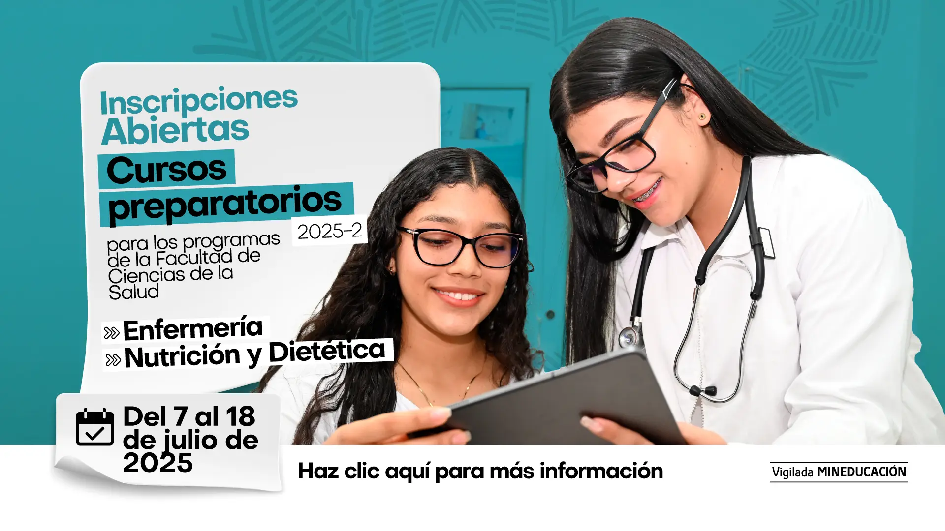 El cartel publicitario anuncia "Inscripciones Abiertas" para los "Cursos preparatorios" de la Facultad de Ciencias de la Salud en 2025-2. Dos mujeres jóvenes, una de ellas con uniforme médico y estetoscopio, miran juntas una tableta. La convocatoria incluye los programas de Enfermería y Nutrición y Dietética. Las inscripciones son del 7 al 18 de julio de 2025.