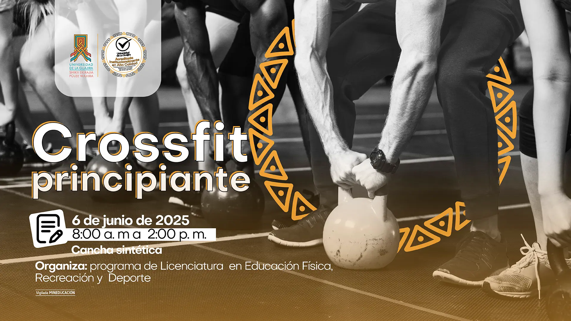 La imagen es un póster promocional para un evento de "Crossfit principiante". El fondo es una fotografía en blanco y negro de varias personas haciendo ejercicio en un gimnasio, concentrándose en sus piernas, manos y un kettlebell. El título "Crossfit principiante" está en letras grandes de color blanco con un contorno naranja, superpuesto en la parte central de la foto. Sobre la imagen, hay un recuadro oscuro que contiene los detalles del evento: fecha y hora "6 de junio de 2025, 8:00 a. m. a 2:00 p. m.". El lugar es "Cancha sintética". Se especifica que el evento es "Organiza: programa de Licenciatura en Educación Física, Recreación y Deporte". En la parte derecha y en el centro del cartel, se ven patrones de triángulos de color naranja y amarillo. En la esquina superior izquierda se encuentran los logos de la Universidad de La Guajira y un sello de acreditación de alta calidad.