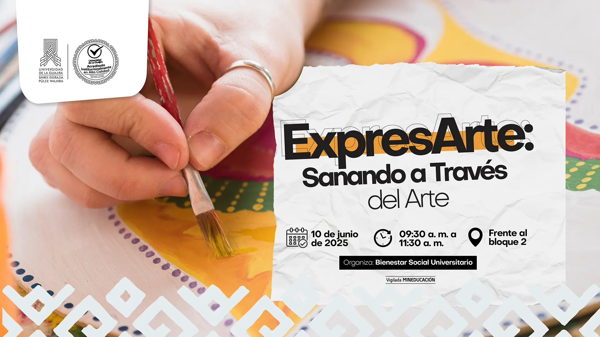 La imagen es un póster promocional para un evento de arte. El fondo es una fotografía con un enfoque suave de una mano sosteniendo un pincel sobre un lienzo con diseños de puntos y líneas. Sobre la foto, hay un recuadro blanco que simula ser un trozo de papel arrugado con el título "ExpresArte: Sanando a Través del Arte". Debajo del título, hay tres iconos que proporcionan detalles del evento: un calendario con la fecha "10 de junio de 2025", un reloj con el horario "09:30 a. m. a 11:30 a. m." y un icono de ubicación que dice "Frente al bloque 2". La organización está a cargo de "Bienestar Social Universitario". En la parte superior izquierda se encuentran los logos de la Universidad de La Guajira y un sello de "Acreditación Institucional de Alta Calidad".