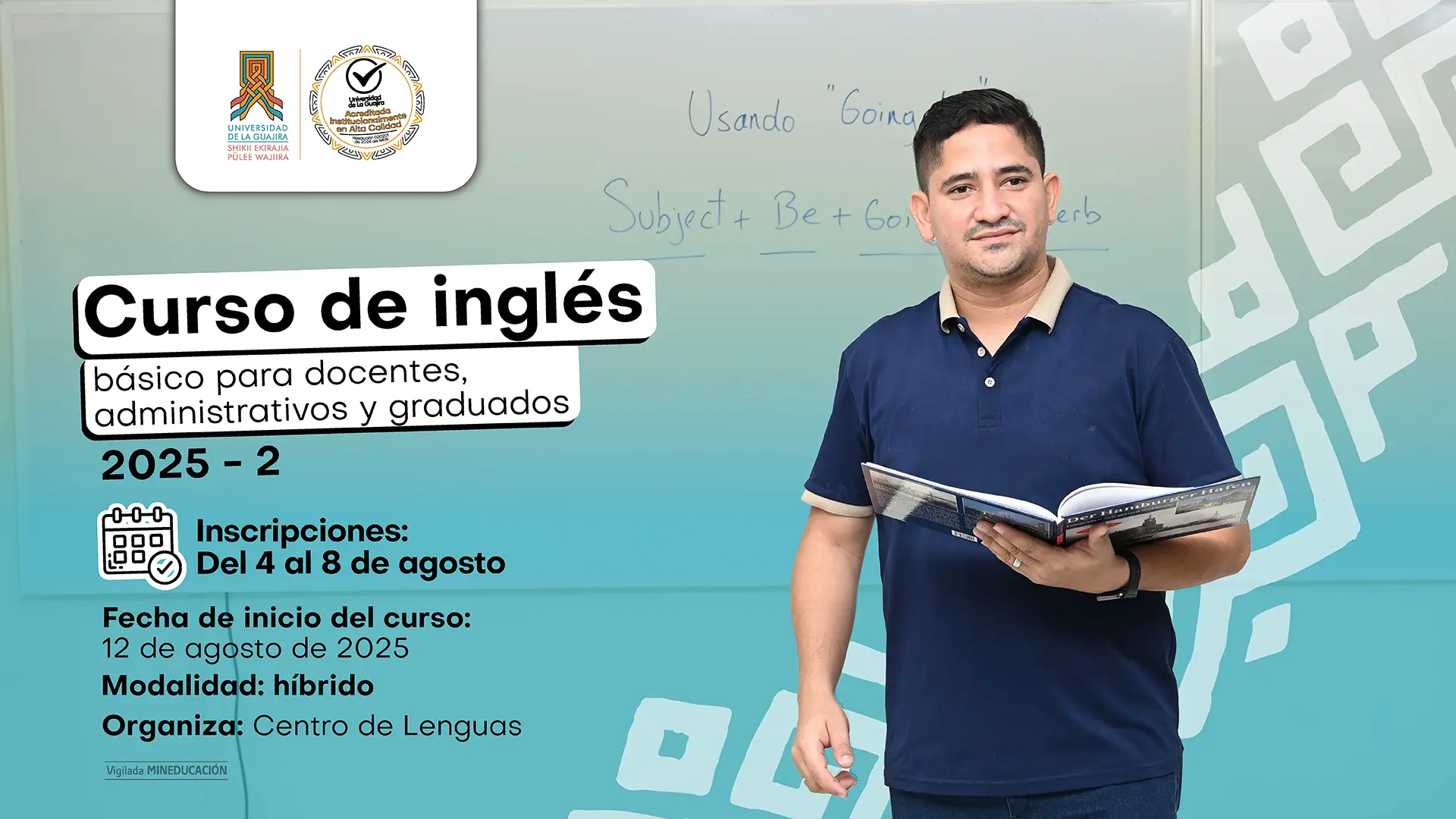La imagen es un anuncio para un "Curso de inglés básico para docentes, administrativos y graduados 2025-2". Un hombre con una camisa polo azul oscuro sostiene un libro, parado frente a un pizarrón blanco con anotaciones sobre gramática en inglés. El anuncio indica que las inscripciones son del 4 al 8 de agosto y que el curso inicia el 12 de agosto de 2025. La modalidad es híbrida y está organizado por el Centro de Lenguas. El logo de la institución está en la esquina superior izquierda