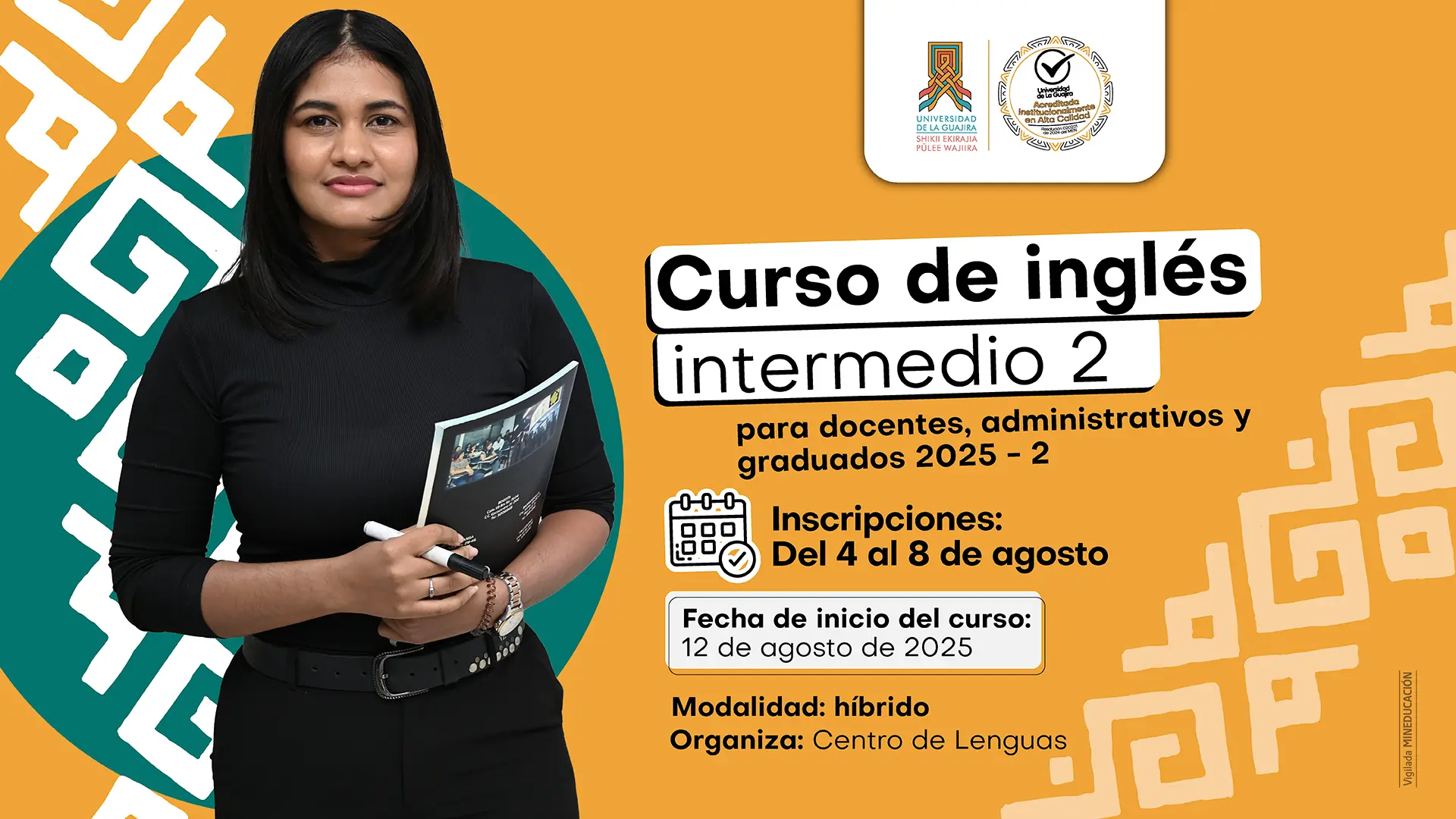 El cartel promociona un "Curso de inglés intermedio 2" para docentes, administrativos y graduados en el semestre 2025-2. Una mujer con blusa negra y el cabello suelto sostiene un cuaderno y un marcador. La información clave indica que las inscripciones son del 4 al 8 de agosto, el curso inicia el 12 de agosto de 2025, la modalidad es híbrida y está organizado por el Centro de Lenguas. El logo de la institución está en la esquina superior derecha