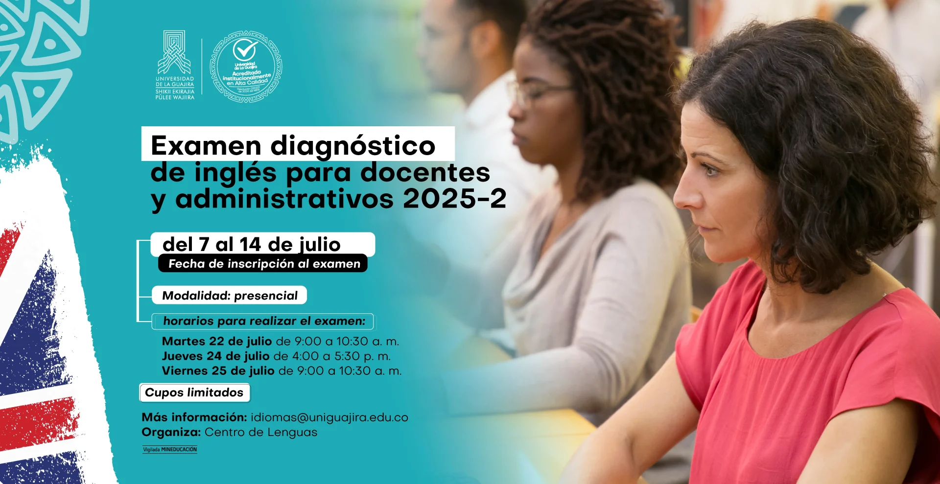La imagen es un anuncio para un "Examen diagnóstico de inglés para docentes y administrativos 2025-2". Muestra a varias personas adultas, con una mujer en primer plano con blusa rosa, sentadas en un aula. La información indica que la fecha de inscripción al examen es del 7 al 14 de julio y la modalidad es presencial. Se especifican los horarios del examen, el cual está organizado por el Centro de Lenguas. Un logo de la bandera de Reino Unido y el de la institución están en la parte superior izquierda.