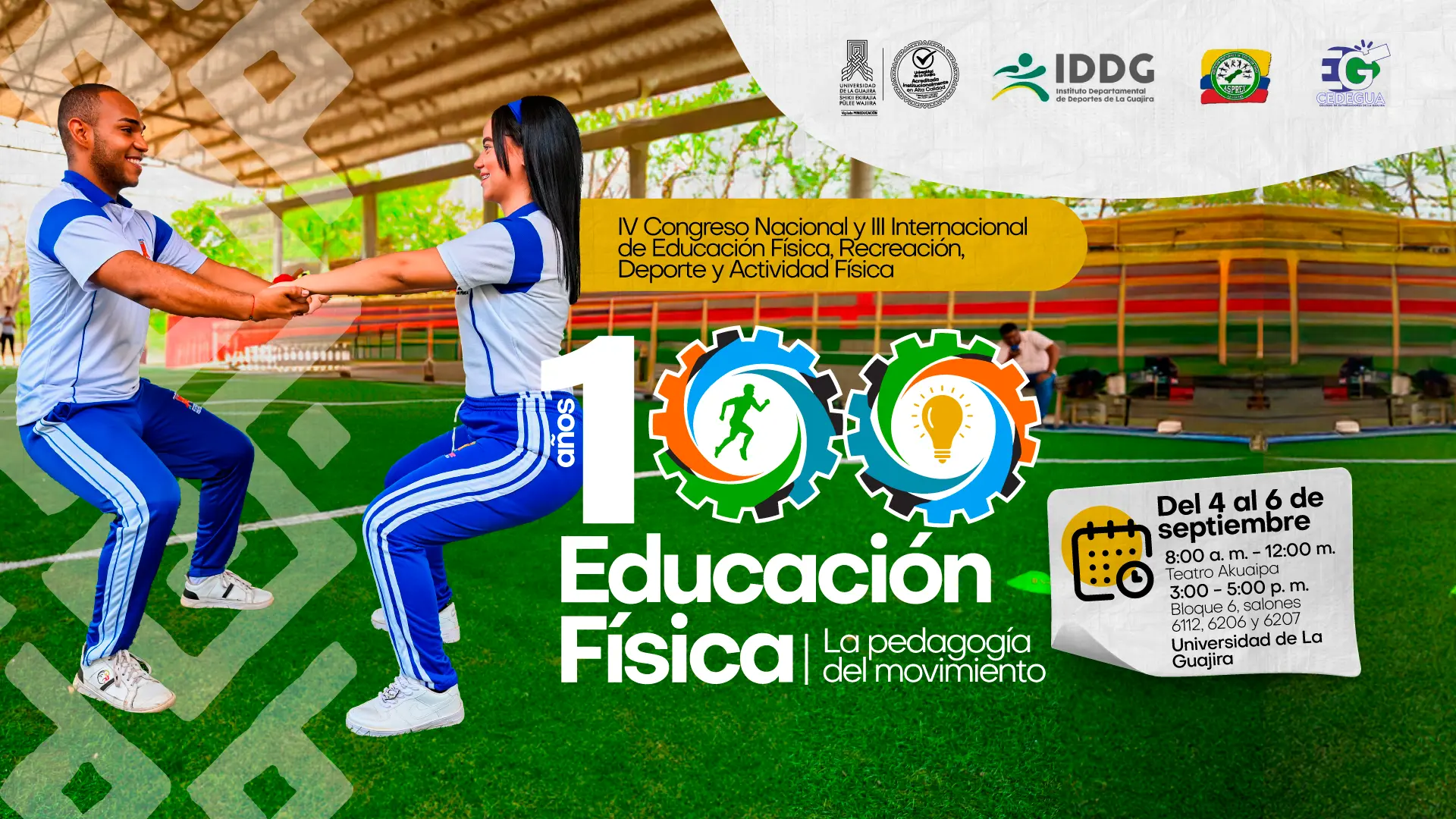 Afiche del IV Congreso Nacional y III Internacional de Educación Física, Recreación, Deporte y Actividad Física, que se celebrará del 4 al 6 de septiembre. La imagen central muestra a un hombre y una mujer, vestidos con ropa deportiva, tomados de las manos y realizando un ejercicio de sentadilla. Los logotipos de la Universidad de La Guajira, el sello de acreditación de alta calidad, el IDDC (Instituto Departamental de Deporte y Cultura) y la EC (Escuela de Cultura) están visibles en la parte superior del afiche. El evento se titula "10 años Educación Física: La pedagogía del movimiento" y el lugar es la Universidad de La Guajira. La hora de inicio es a las 7:30 a.m.