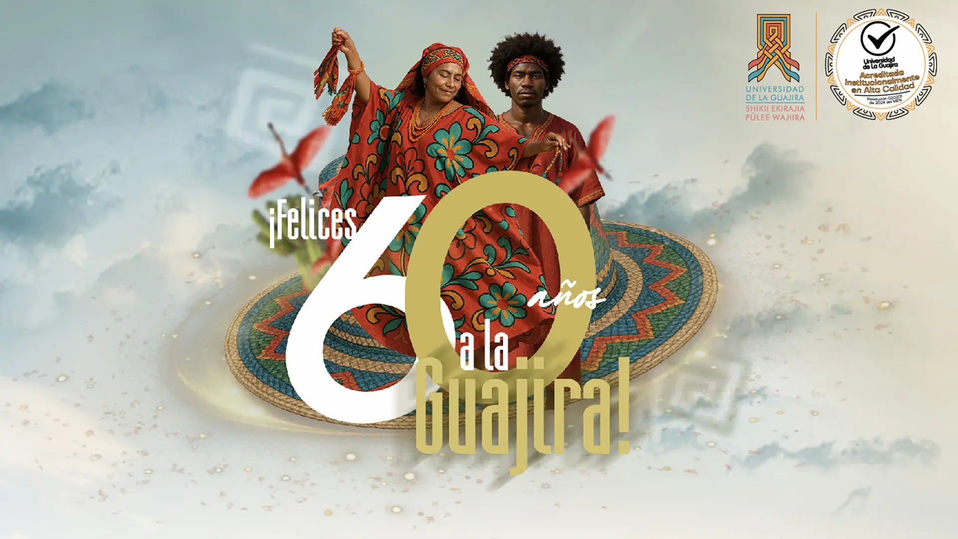 Diseño conmemorativo del aniversario número 60 del Departamento de La Guajira. En el centro, una mujer wayuu baila con una manta tradicional colorida, acompañada por un hombre afrodescendiente. Ambos se encuentran sobre una gran mochila tejida. El texto central dice: “¡Felices 60 años a La Guajira!”. En la parte superior derecha aparecen los logotipos de la Universidad de La Guajira y el sello de Acreditación Institucional en Alta Calidad.