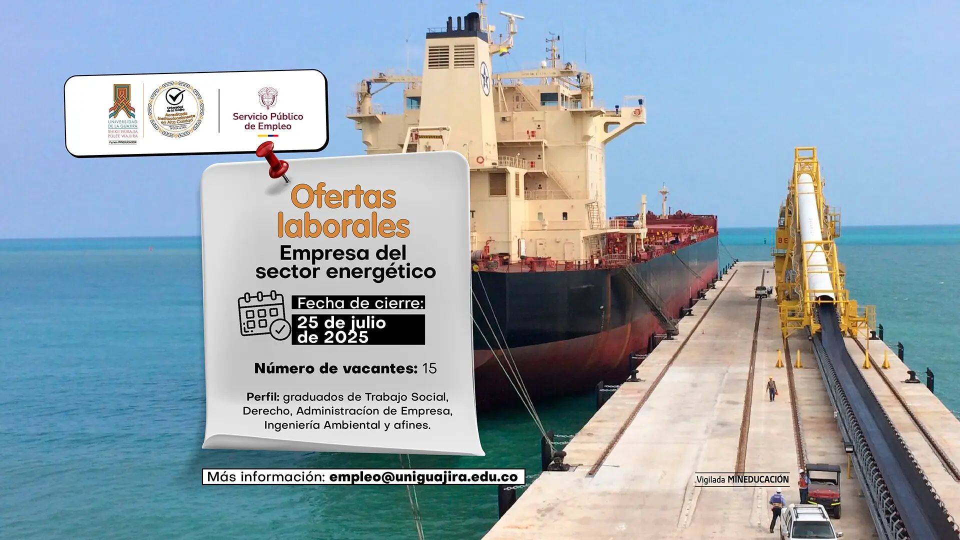 Anuncio de Ofertas laborales para una "Empresa del sector energético". La imagen de fondo muestra un barco de carga anclado en un puerto industrial. El anuncio informa los siguientes detalles: Fecha de cierre: 25 de julio de 2025. Número de vacantes: 15. Perfil: Graduados de Trabajo Social, Derecho, Administración de Empresas, Ingeniería Ambiental y afines. Se incluye la información de contacto para más detalles: empleo@staging6.uniguajira.edu.co . Los logotipos de la Universidad de La Guajira, el sello de acreditación de alta calidad y el "Servicio Público de Empleo" se encuentran en la parte superior izquierda de la ficha.