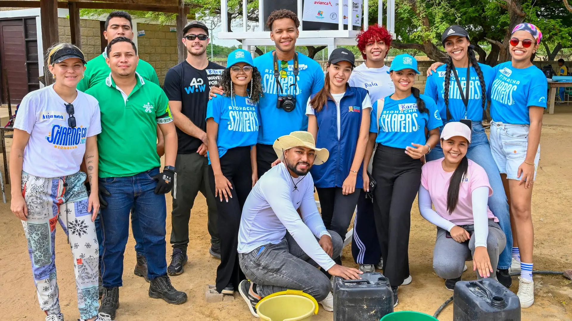 Aliados y voluntarios en la jornada de entrega e instalación de las torres Wash