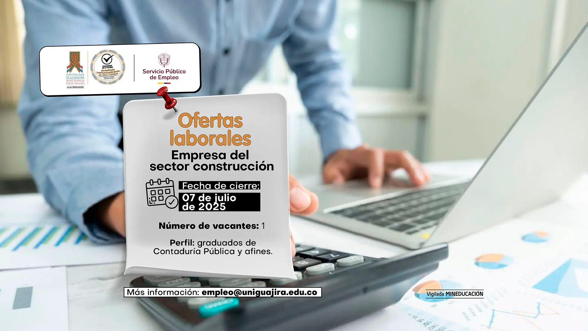 Anuncio de Ofertas laborales para una "Empresa del sector construcción". La imagen de fondo muestra a una persona trabajando en una oficina, con un ordenador portátil, una calculadora y gráficos, lo cual es relevante para el perfil de contabilidad. El anuncio especifica los siguientes detalles: Fecha de cierre: 07 de julio de 2025. Número de vacantes: 1. Perfil: Graduados de Contaduría Pública y afines. Se proporciona la información de contacto para más detalles: empleo@staging6.uniguajira.edu.co. Los logotipos de la Universidad de La Guajira, el sello de acreditación de alta calidad y el "Servicio Público de Empleo" se encuentran en la parte superior izquierda del afiche.