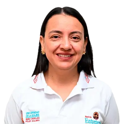 Angela Molina Acosta Angela Molina Acosta
Asistente editorial de la revista EntretextosMujer sonriendo frente a la cámara, con el cabello largo y liso. Viste una camiseta blanca tipo polo con logos institucionales de la Universidad de La Guajira y la revista Entretextos. El fondo es blanco.