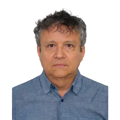 Clinton Alberto Ramírez Contreras Clinton Alberto Ramírez Contreras
Gestor de la Editorialombre mirando al frente con expresión seria. Tiene el cabello canoso y ondulado, y viste una camisa azul de lino con botones al frente. El fondo es blanco