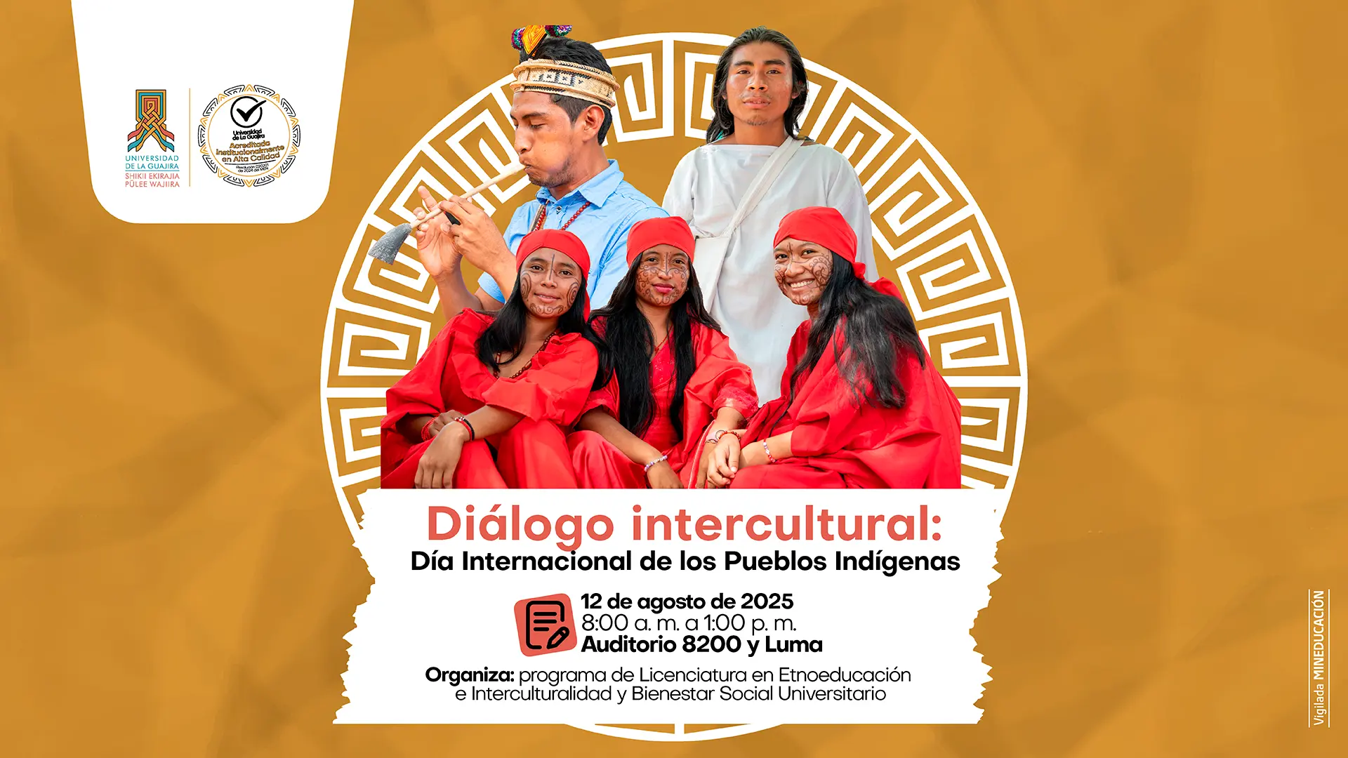 La imagen muestra a cinco personas indígenas, tres mujeres y dos hombres, vestidas con trajes tradicionales. El hombre del centro está tocando un instrumento de viento. Alrededor de las personas, hay un patrón de color naranja con formas geométricas. El banner de la imagen anuncia un "Diálogo intercultural: Día Internacional de los Pueblos Indígenas" que se llevará a cabo el 12 de agosto de 2025, de 8:00 am a 1:00 pm, en el Auditorio 8200 y Luma. El evento está organizado por el programa de Licenciatura en Etnoeducación e Interculturalidad y Bienestar Social Universitario.