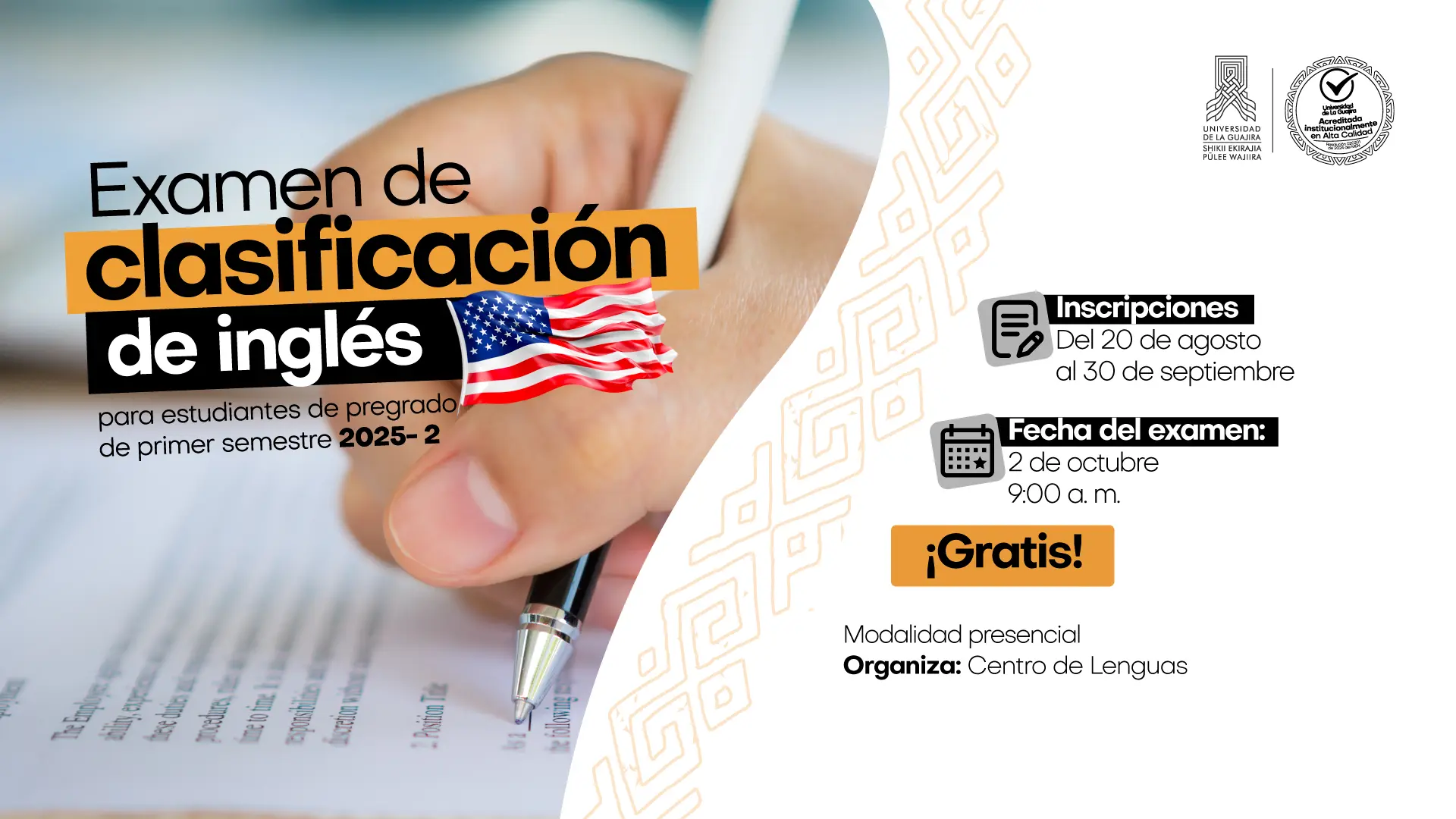 Anuncio del examen de clasificación de inglés para estudiantes de pregrado de primer semestre 2025-2 de la Universidad de La Guajira. La imagen muestra una mano escribiendo con bolígrafo sobre una hoja de examen, junto a un recuadro con la bandera de Estados Unidos. El texto informa que las inscripciones serán del 20 de agosto al 30 de septiembre, el examen se realizará el 2 de octubre a las 9:00 a. m., la participación es gratuita y la modalidad es presencial. Organiza el Centro de Lenguas