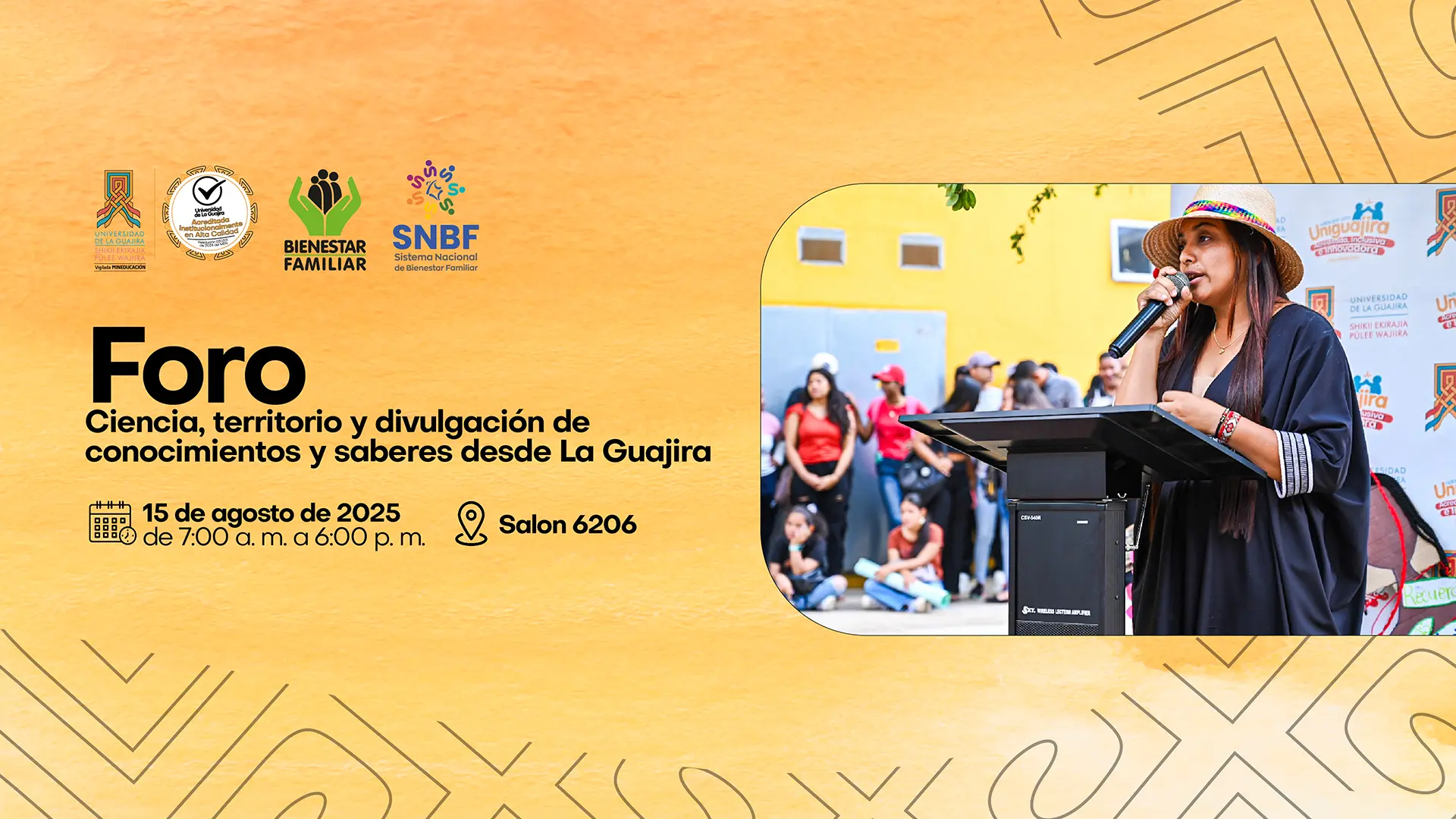 Afiche promocional del foro “Ciencia, territorio y divulgación de conocimientos y saberes desde La Guajira”. En el lado izquierdo, sobre un fondo amarillo con patrones geométricos, aparecen los logotipos de la Universidad de La Guajira, el Sello de Alta Calidad, Bienestar Familiar y el SNBF. Se indica que el evento será el 15 de agosto de 2025, de 7:00 a. m. a 6:00 p. m., en el salón 6206. A la derecha, fotografía de una mujer con sombrero tradicional wayuu y vestido negro, hablando por micrófono en un atril, con un grupo de personas de fondo y el logo institucional de la Universidad en una lona.
