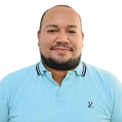 Jairo de Jesús Vega López- Coordinador Académico Hombre barbudo vestido con una camisa azul, mirando hacia el frente.
