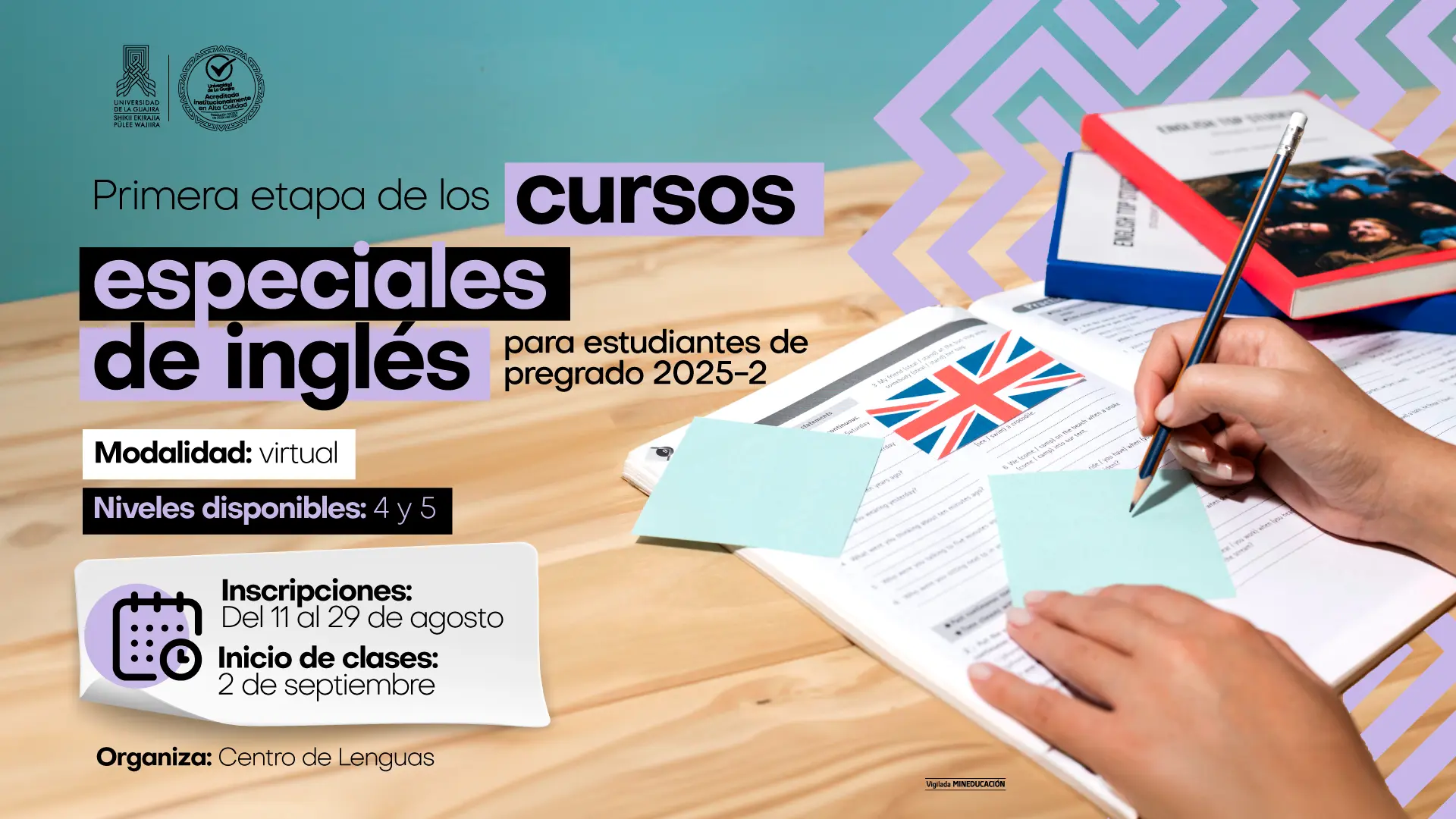 Este es un cartel publicitario para cursos especiales de inglés, indicando que son para estudiantes de pregrado 2025-2. El texto detalla que la modalidad es virtual, con niveles 4 y 5 disponibles. Las inscripciones son del 11 al 29 de agosto y el inicio de clases es el 2 de septiembre, organizado por el Centro de Lenguas. La imagen de fondo muestra una persona escribiendo en un cuaderno de inglés, con una bandera del Reino Unido.