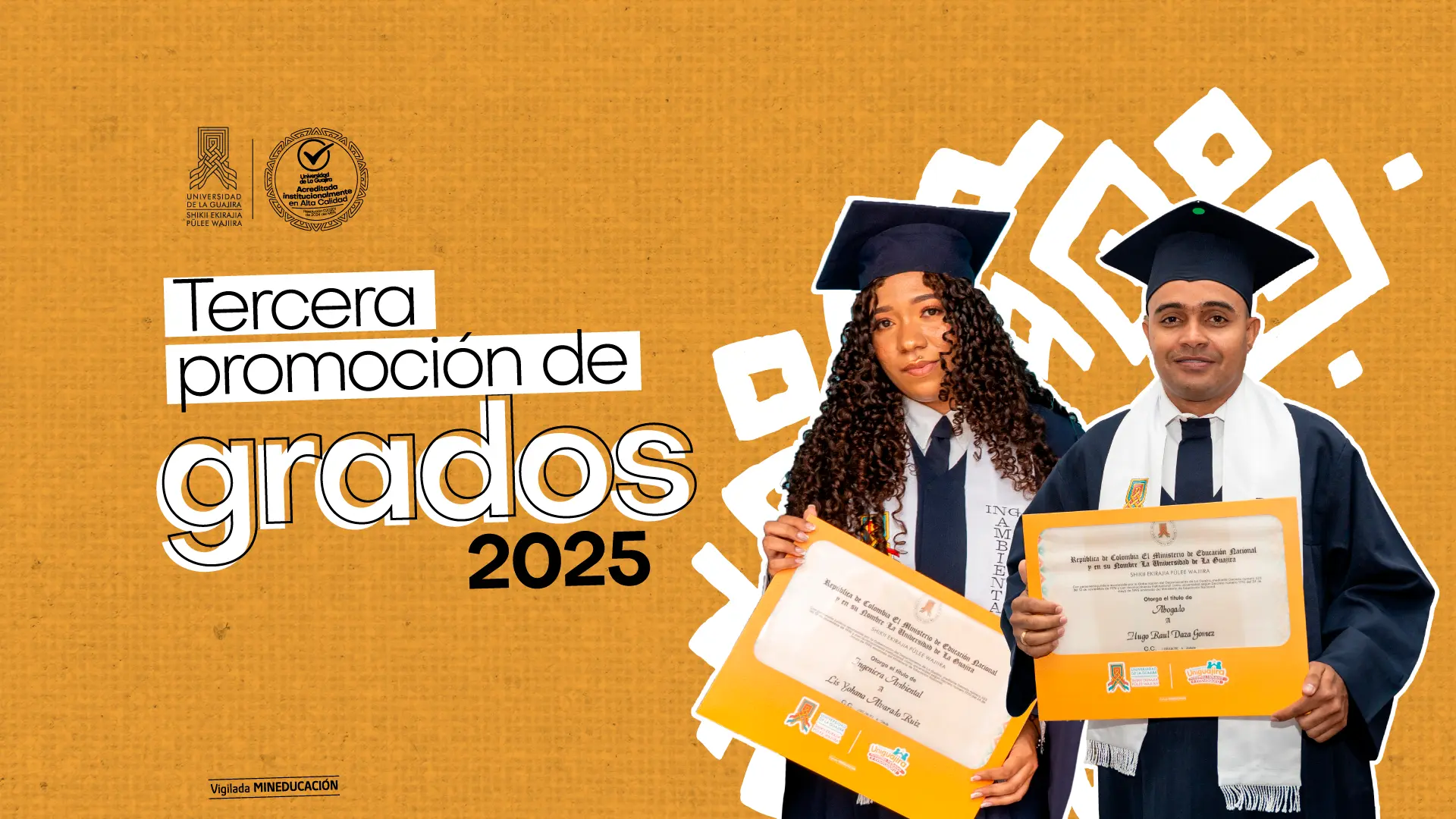 Un hombre y una mujer felices y vestidos con toga y birrete sostienen sus diplomas de graduación en un fondo amarillo.