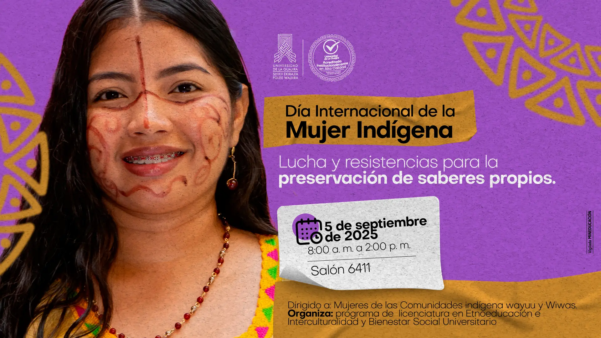Afiche del Día Internacional de la Mujer Indígena. Una mujer sonríe con pintura facial tradicional y collar artesanal. El fondo es morado con figuras geométricas amarillas. El texto anuncia: “Lucha y resistencias para la preservación de saberes propios. 5 de septiembre de 2025, de 8:00 a.m. a 2:00 p.m., Salón 6411”.