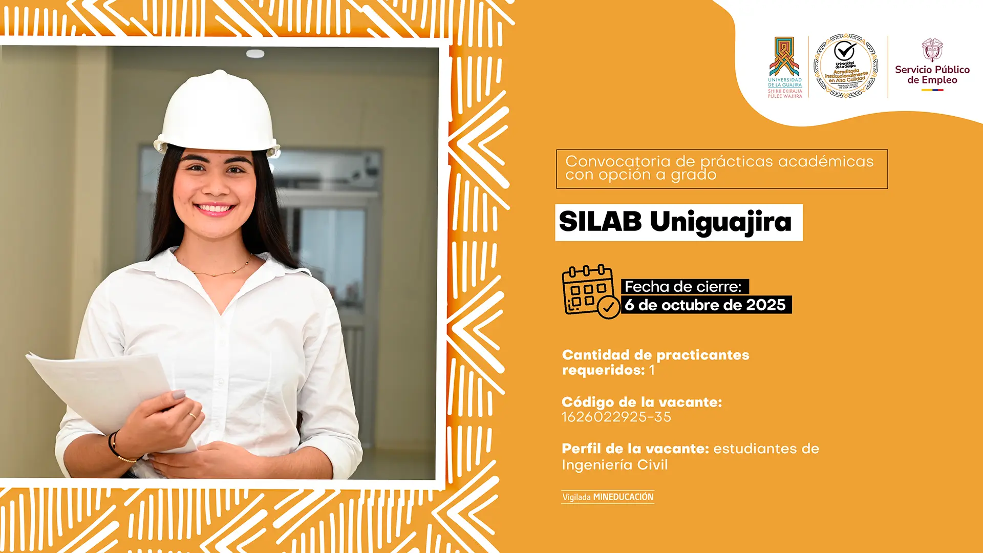 Pieza gráfica de la Universidad de La Guajira para convocatoria de prácticas académicas con opción a grado en la empresa Transroyfe S.A.S. A la izquierda aparece un joven sonriendo, con camisa vinotinto, sentado frente a un escritorio con un portátil y un bolígrafo en la mano. A la derecha, sobre un fondo rojo con patrones blancos, se presenta la información: cierre de convocatoria el 6 de octubre de 2025, se requiere 1 practicante, código de la vacante 1626493131-1. Perfil: estudiantes de Administración Turística y Hotelera, Negocios Internacionales, Contaduría Pública y Administración de Empresas. En la parte superior se encuentran los logos de la Universidad de La Guajira, Acreditación en Alta Calidad y Servicio Público de Empleo.