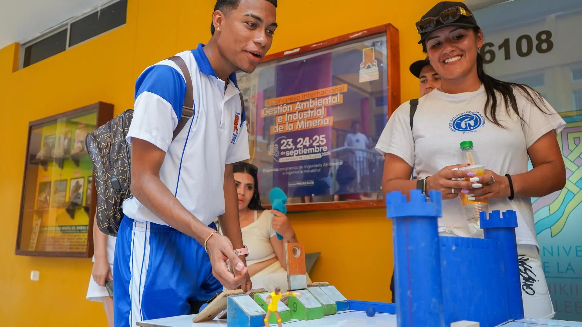 Estudiantes universitarios participan en una actividad práctica con un juego didáctico de destreza y movimiento, en un espacio académico dentro de la Universidad de La Guajira.