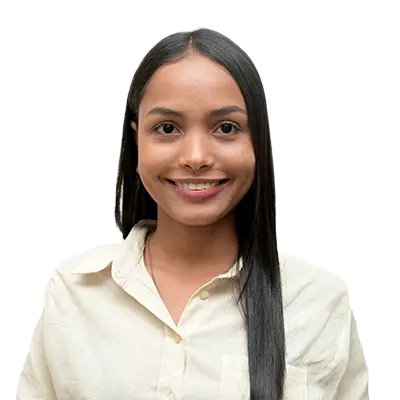 Glenda José Andrade Barros
Apoyo a procesos de internacionalización curricular de la facultad de ciencias económicas y administrativas, Retrato de una mujer joven sonriente con cabello oscuro y liso, vistiendo una camisa clara, sobre un fondo blanco