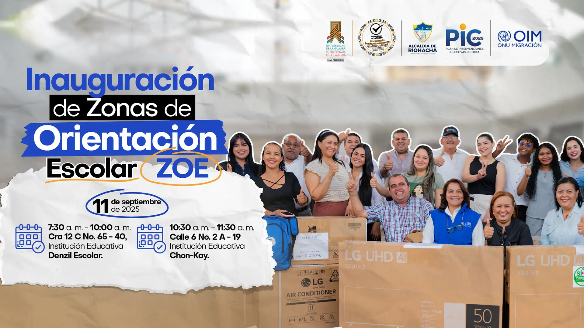 Banner informativo sobre la Inauguración de Zonas de Orientación Escolar (ZOE). En la parte superior aparecen los logos de la Universidad de La Guajira, Alcaldía de Riohacha, PIC 2025 y OIM. En la parte inferior derecha se observa un grupo de hombres y mujeres sonriendo y levantando el pulgar, posando detrás de cajas de equipos electrónicos como televisores y aire acondicionado.