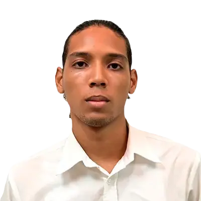 Jumar Jared Díaz Palacio
Desarrollador de Softwares Retrato de un hombre joven con el cabello recogido hacia atrás, vistiendo una camisa blanca de botones. Mira directamente a la cámara con expresión seria sobre un fondo blanco.