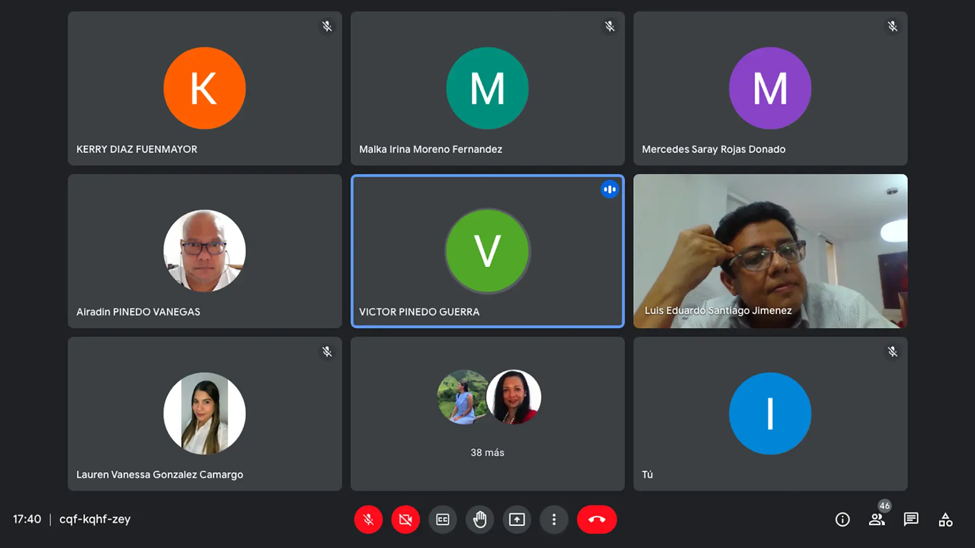 Pantalla de una reunión virtual con varios participantes conectados a través de una plataforma en línea. Se observan recuadros con iniciales, fotografías de perfil y cámaras activadas de algunos asistentes, mientras uno de ellos interviene en la sesión.