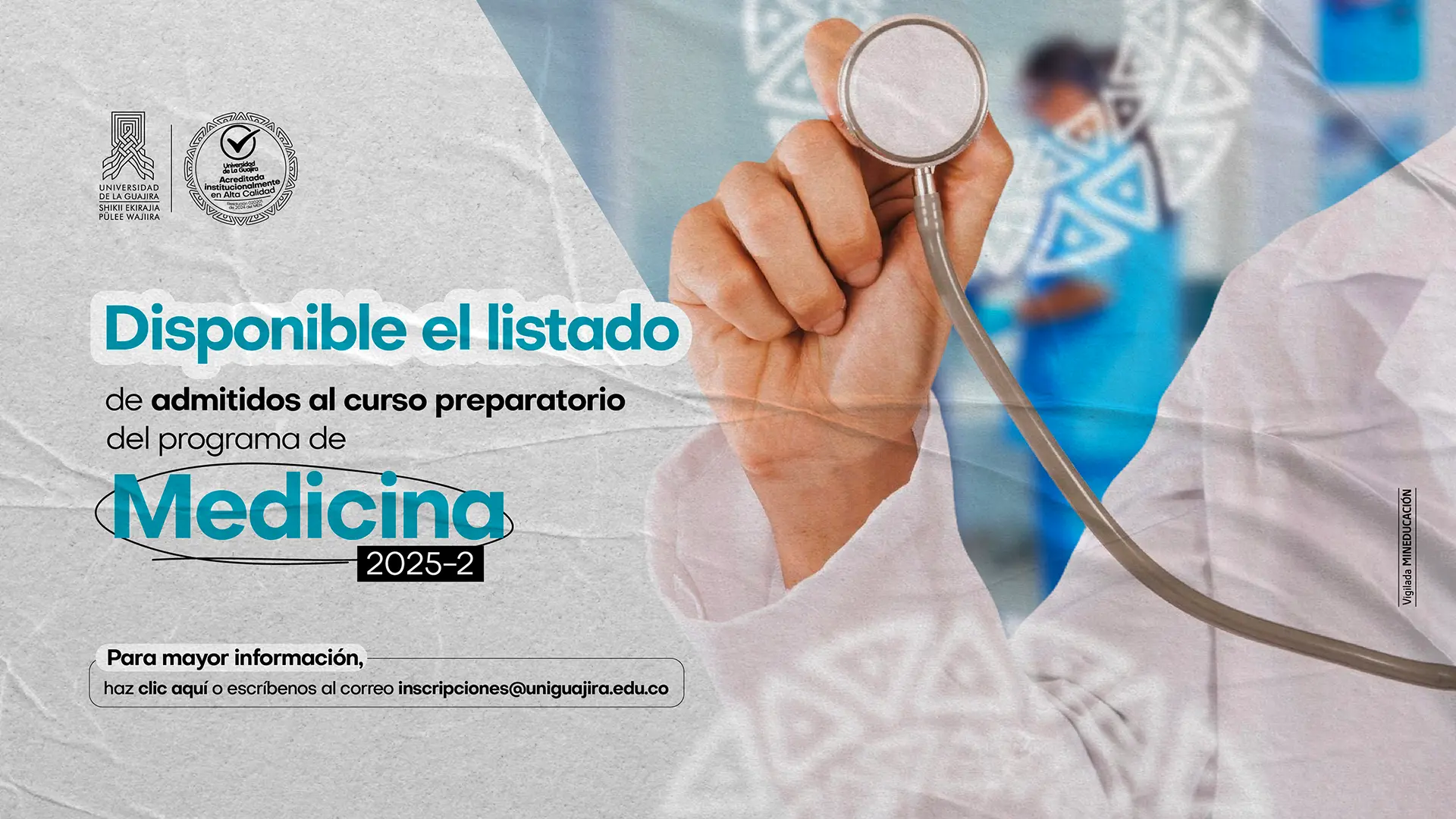 Afiche institucional de la Universidad de La Guajira que anuncia la disponibilidad del listado de admitidos al curso preparatorio del programa de Medicina 2025-2. En el diseño aparece la mano de una persona con bata blanca sosteniendo un estetoscopio, con un fondo difuminado de ambiente hospitalario. El mensaje principal resalta en tipografía grande: Disponible el listado de admitidos al curso preparatorio del programa de Medicina 2025-2. En la parte inferior se indica el correo inscripciones@staging6.uniguajira.edu.co para mayor información.