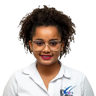 Liz Barros Moreno
Apoyo a la gestión en los procesos administrativos, Mujer joven de cabello rizado y recogido en alto, lleva gafas de montura cuadrada y brackets. Viste una camisa blanca tipo polo con un logo bordado en el pecho y sonríe levemente frente a la cámara, sobre un fondo blanco