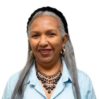 Maribeth Vasquez Mendoza Maribeth Vasquez Mendoza
Gestora de trámite de movilidadMujer de cabello largo y canoso, suelto, con diadema negra. Sonríe frente a la cámara, lleva puesta una blusa azul clara, aretes dorados y un collar grande de cuentas negras. El fondo es blanco.