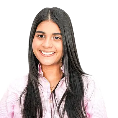 Michell Paola Daza León Asesora de los procesos de movilidad nacional e internacionalización curricular de la facultad de ingeniería, Retrato de una joven sonriente con cabello largo y liso de color oscuro, vistiendo una camisa de rayas rosas.