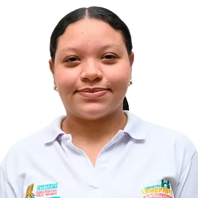 Shirlenys Altamiranda Padilla: Apoyo administrativo, retrato de una mujer joven de pie, mirando al frente con una ligera sonrisa. Viste camiseta tipo polo blanca con logos institucionales de la Universidad de La Guajira y la inscripción ‘Dirección de Sistemas’. Tiene el cabello recogido hacia atrás. 
