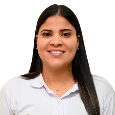 Sissy dayana Rodriguez Hernández: Profesional,retrato de una mujer joven de pie, mirando al frente y sonriendo. Lleva una camiseta tipo polo blanca con logos institucionales de la Universidad de La Guajira y la inscripción ‘Secretaría General’. Tiene el cabello largo, liso y suelto.