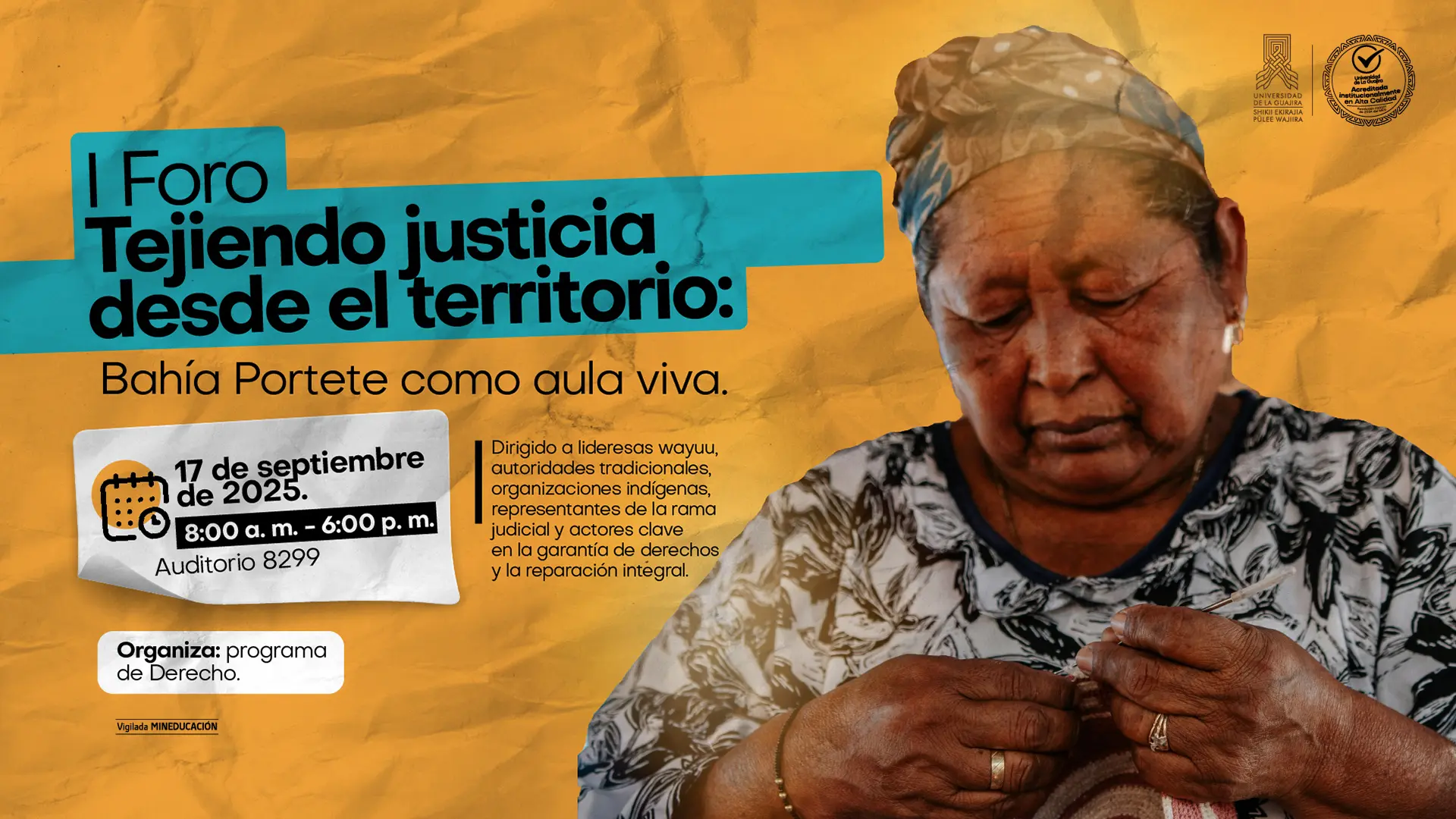 Afiche del I Foro “Tejiendo justicia desde el territorio: Bahía Portete como aula viva”, organizado por el programa de Derecho de la Universidad de La Guajira. El diseño tiene un fondo naranja con un recuadro azul que resalta el título. A la derecha aparece la fotografía de una mujer mayor Wayuu, con pañuelo en la cabeza, tejiendo una mochila tradicional. El afiche indica la fecha: 17 de septiembre de 2025, de 8:00 a.m. a 6:00 p.m., Auditorio 8299.