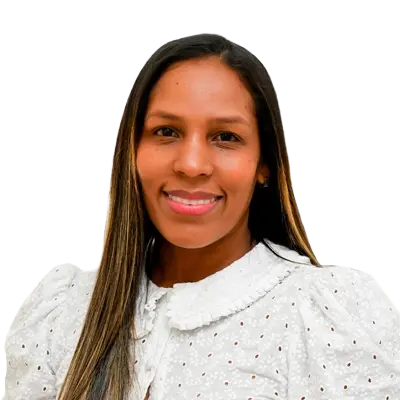 Tirsa Guerra Romero
Coordinadora Sede Fonseca  Mujer morena de cabello largo y liso con mechones claros, vestida con blusa blanca de manga larga con detalles bordados y cuello redondo, sonríe frente a un fondo blanco. 