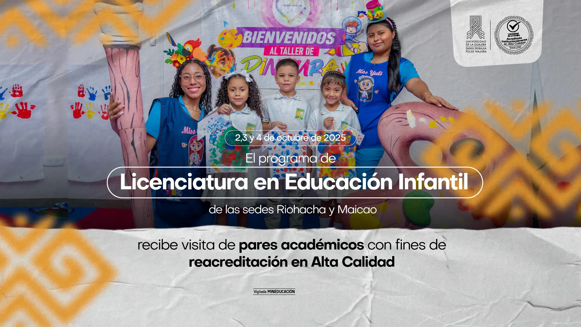 Fotografía promocional de la Universidad de La Guajira. Dos docentes y cuatro niñas sonríen mostrando sus dibujos durante un taller de pintura. En la parte superior, un cartel dice “Bienvenidos al taller de pintura”. En el diseño gráfico se anuncia: “El programa de Licenciatura en Educación Infantil de las sedes Riohacha y Maicao recibe visita de pares académicos con fines de reacreditación en Alta Calidad, los días 2, 3 y 4 de octubre de 2025”.