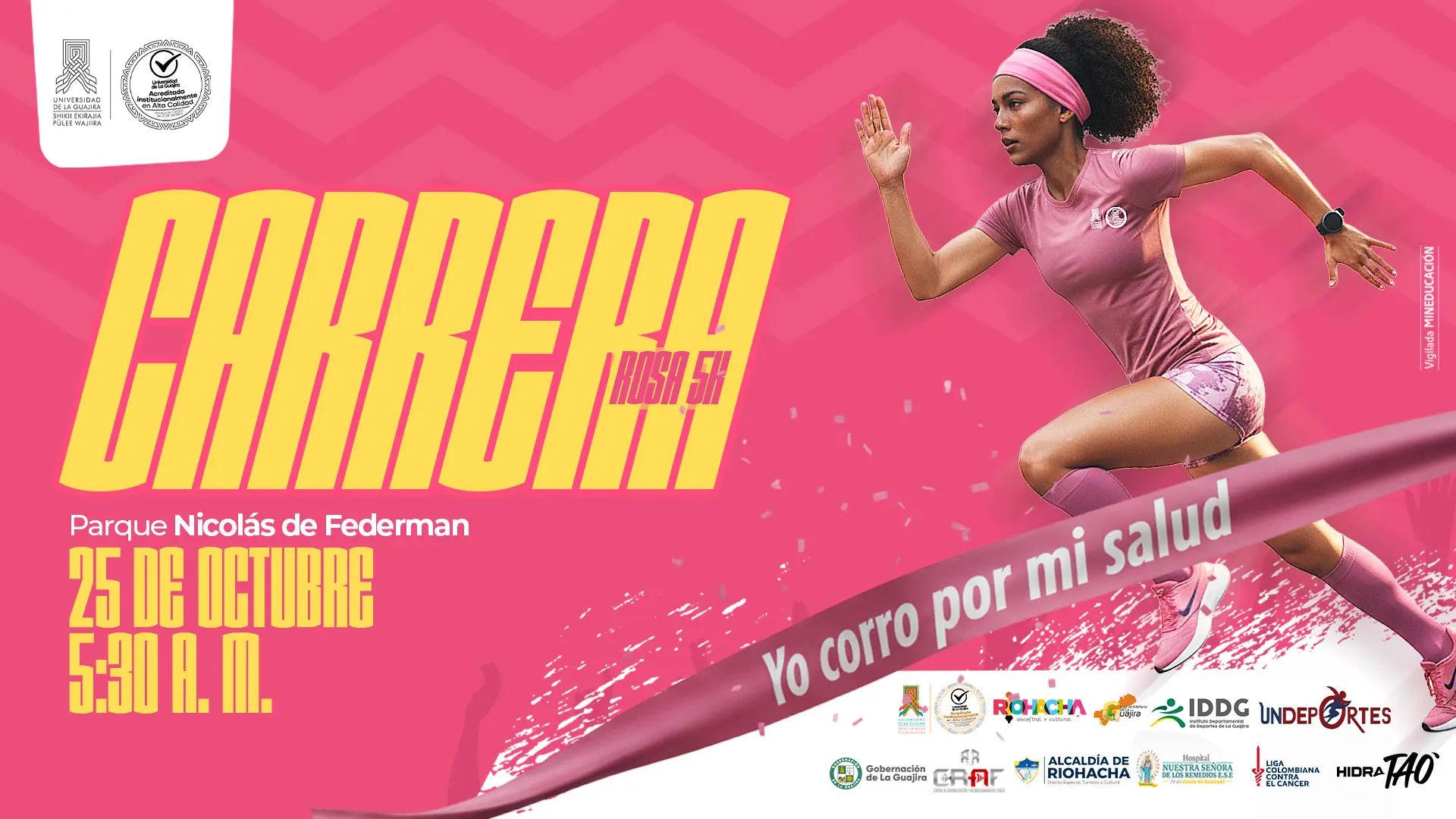 La imagen muestra una mujer corriendo con un atuendo deportivo rosado y una cinta que dice “Yo corro por mi salud”. En el fondo, se lee el título “Carrera Rosa 5K” junto con la fecha “25 de octubre, 5:30 a.m.” y el lugar “Parque Nicolás de Federman”. El diseño incluye los logos de las entidades organizadoras al pie del afiche.