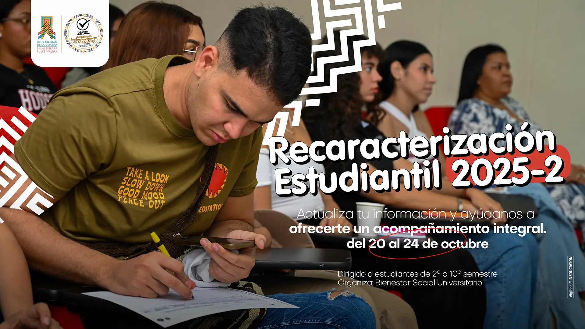 En la imagen se observa a un grupo de estudiantes en un aula, mientras uno de ellos llena un formulario. El diseño incluye los logotipos institucionales, y el texto principal: Recaracterización Estudiantil 2025-2. Actualiza tu información y ayúdanos a ofrecerte un acompañamiento integral. Del 20 al 24 de octubre.