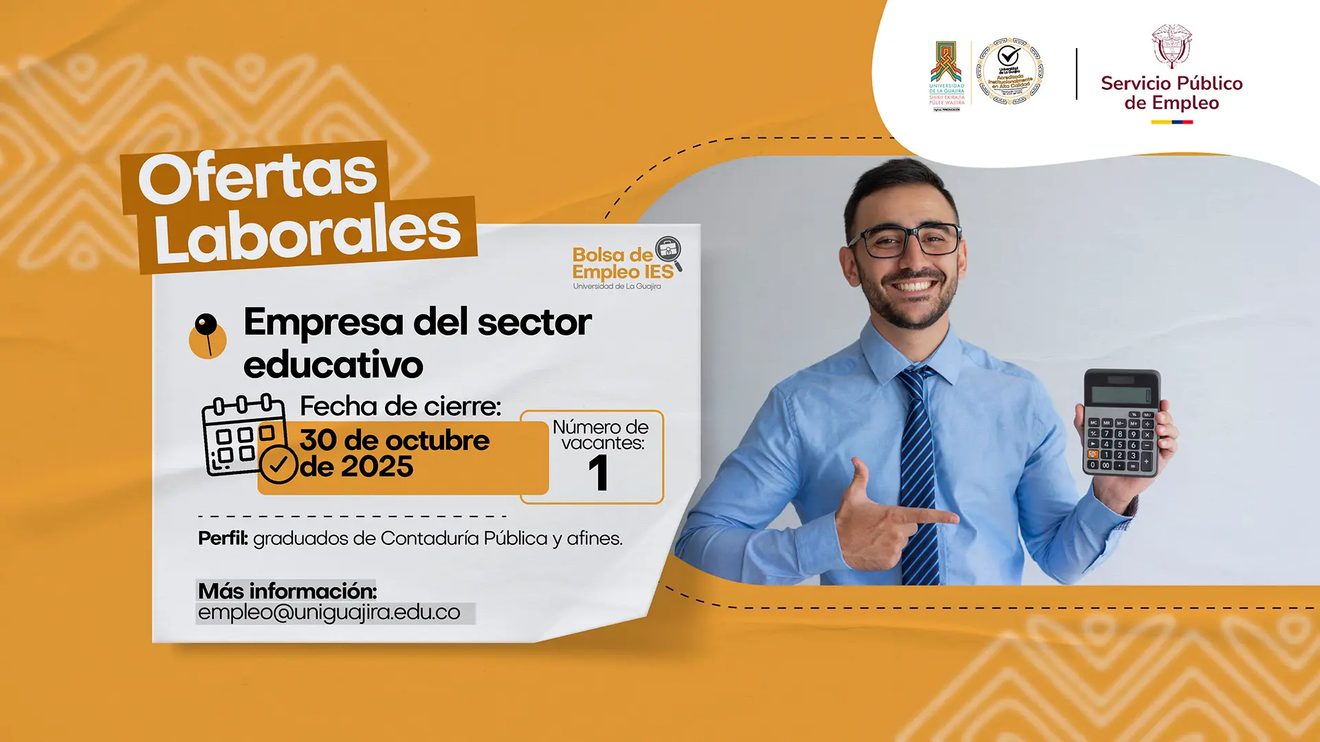 Gráfico de oferta laboral con fondo naranja y detalles de patrones étnicos. El título dice 'Ofertas Laborales'. Se anuncia una vacante de 'Empresa del sector educativo'. La fecha de cierre es el '30 de octubre de 2025' y el 'Número de vacantes: 1'. El perfil solicitado es 'graduados de Contaduría Pública y afines'. Para más información, se indica el correo 'empleo@staging6.uniguajira.edu.co'. A la derecha, un hombre sonriente con gafas y camisa de vestir, sostiene una calculadora en una mano y señala hacia la información de la vacante con la otra. Se aprecian los logos de la Bolsa de Empleo IES (Universidad de La Guajira) y el Servicio Público de Empleo de Colombia.