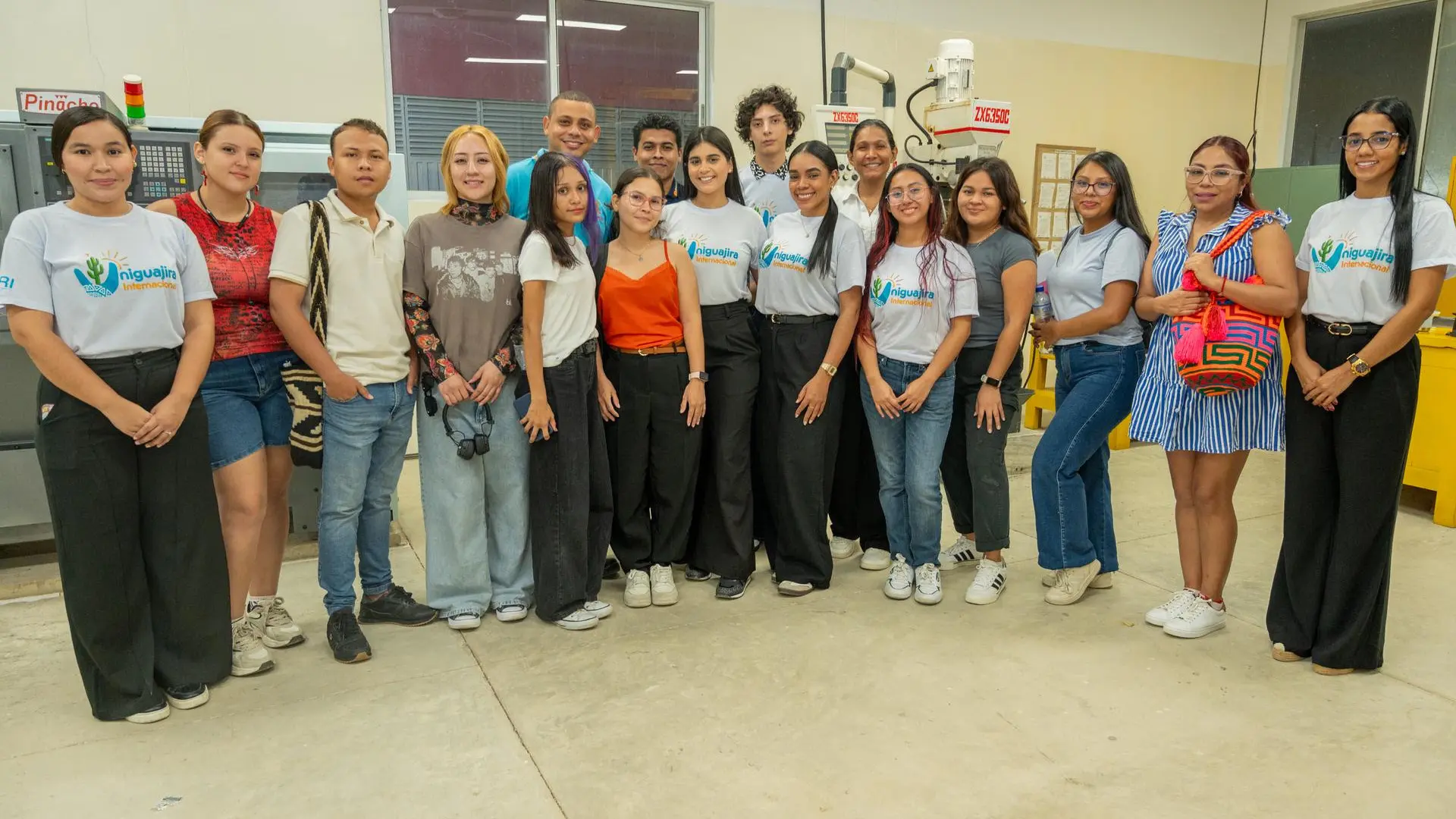 Grupo de estudiantes y participantes de la Universidad de La Guajira reunidos durante la apertura de la V Semana Internacional Uniguajira 2025, en un espacio académico y de integración en uno de los laboratorios institucionales