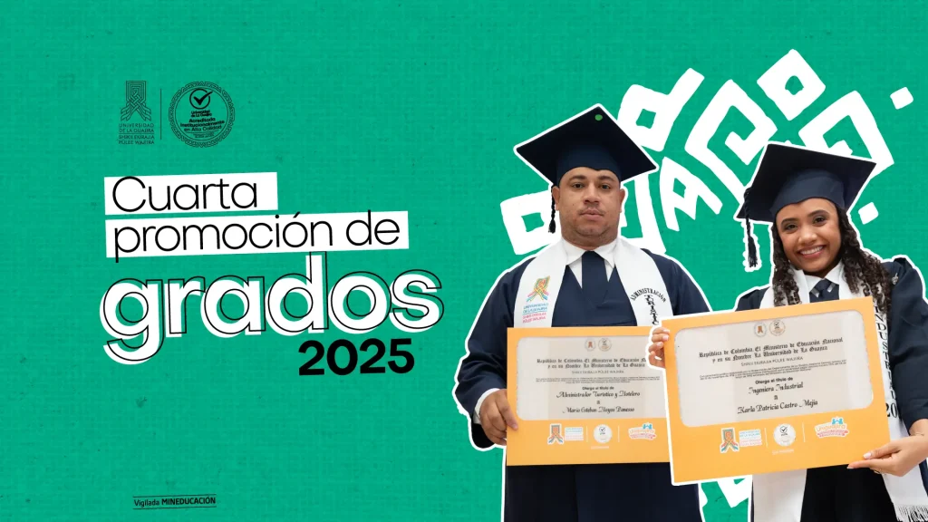 Un hombre y una mujer vestidos con toga y birrete de color azul posan alegres con su diploma de graduación Institucionalmente.