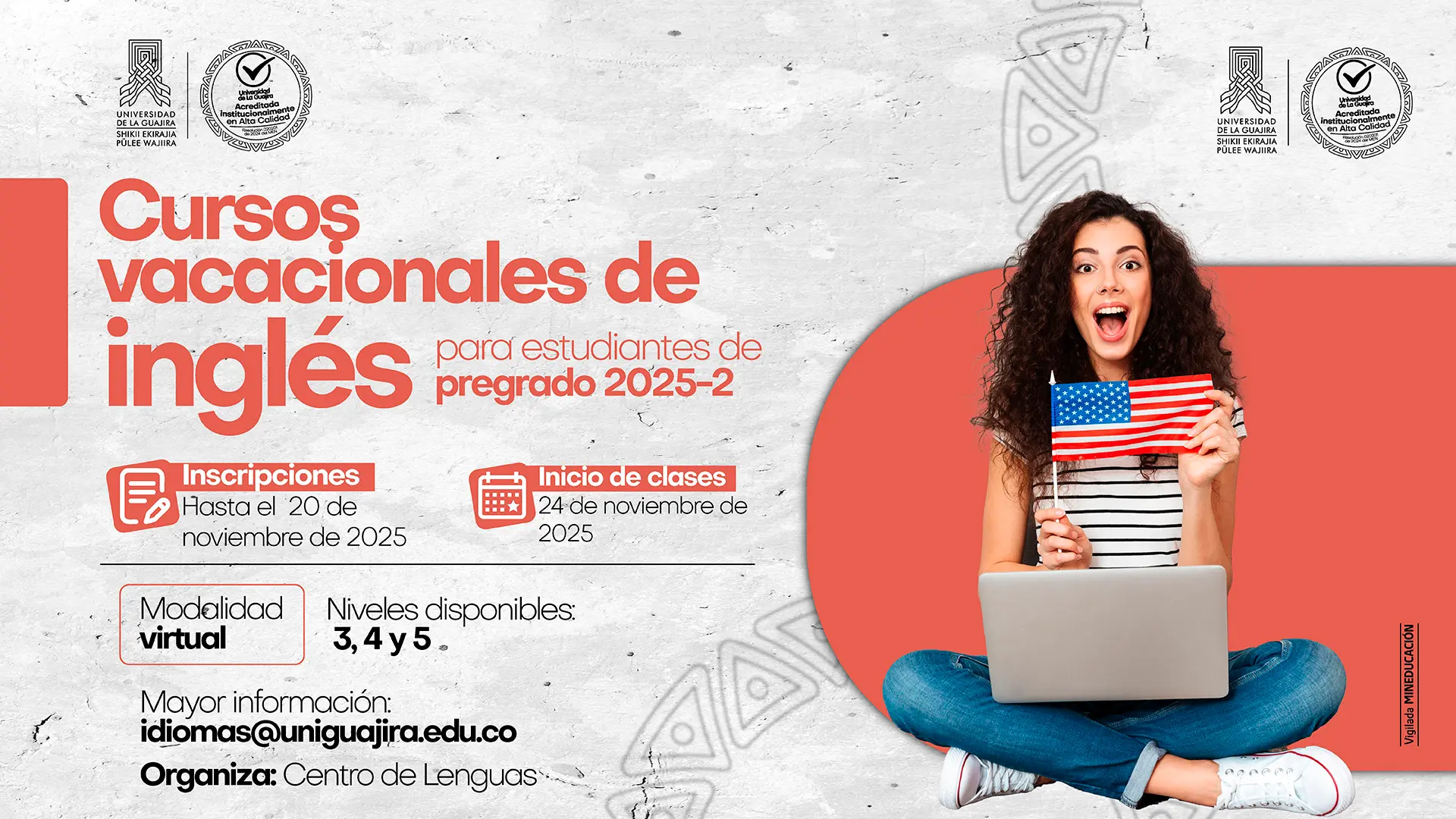 Imagen promocional sobre cursos vacacionales de inglés. A la derecha, aparece una joven sentada en el piso con las piernas cruzadas, sonriendo y sosteniendo una pequeña bandera de Estados Unidos, mientras usa un computador portátil sobre sus piernas. El fondo combina tonos claros y un bloque en color coral. A la izquierda, se destacan textos informativos: Cursos vacacionales de inglés para estudiantes de pregrado 2025-2. Se señala que las inscripciones son hasta el 20 de noviembre de 2025 y el inicio de clases es el 24 de noviembre de 2025. También se indica que la modalidad es virtual, con niveles disponibles 3, 4 y 5, y se incluye correo de contacto. En la parte superior e inferior aparecen logotipos institucionales de la universidad.